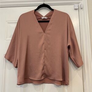 R Label The Reset Satin V Pullover Top